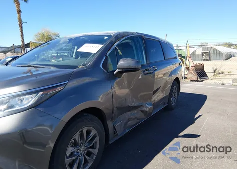 2021 Toyota Sienna Le z USA, uszkodzony, nr VIN 5TDKRKEC1MS042709